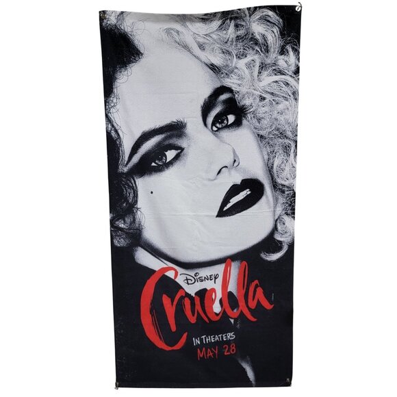 New Disney Cruella Beach Towel from the Movies Release - Picture 1 of 5